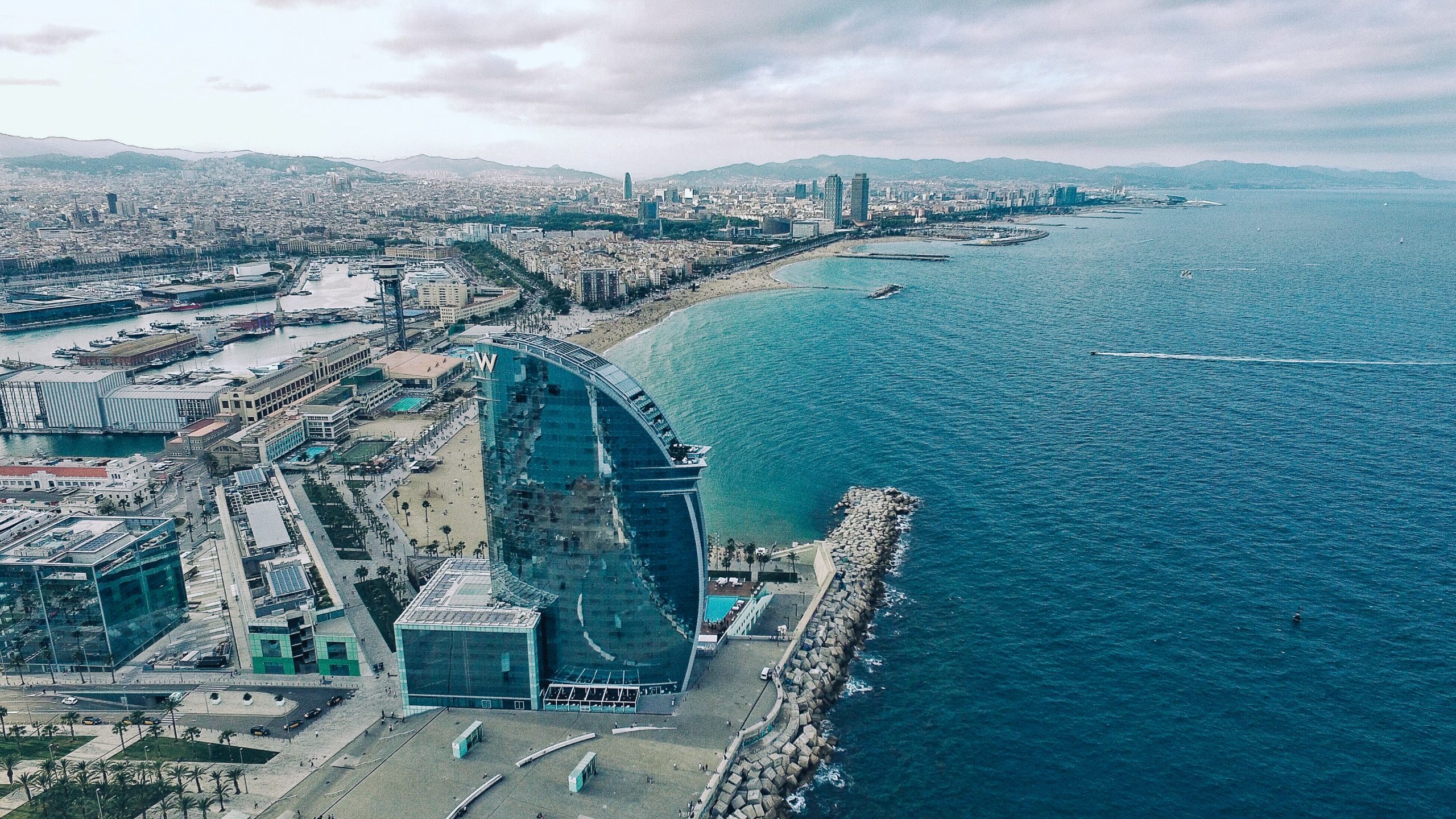 Barcelona desde el mar con el hotel Vela en primer plano